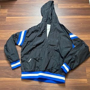 VINTAGE In play men’s pullover jacket large, front pouch pocket black/blue/white